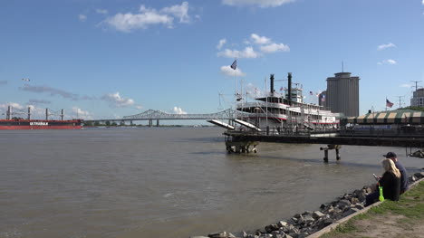 New-Orleans-Paar-Am-Ufer-Mit-Dem-Dampfschiff-Steam