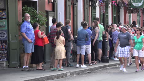 New-Orleans-crowd-of-tourists