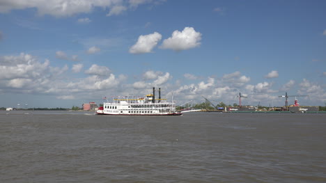 New-Orleans-Dampfschiff-Unter-Wolken-Am-Blauen-Himmel-Blue
