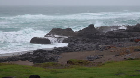 Oregon-wild-winter-waves-on-rocks