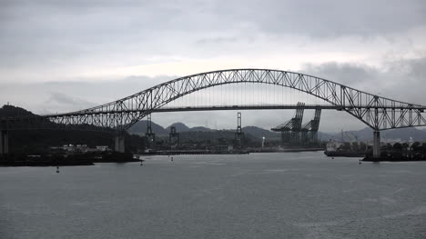 Panama-Bridge-Of-Americas-Zoomt-Zum-Schiffsbug-Heraus