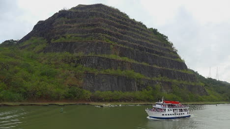 Panama-big-cut-with-excursion-boat