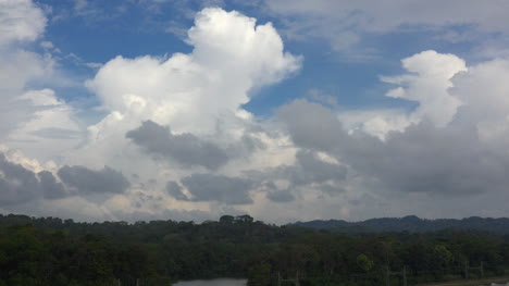 Panamawolken-Steigen-über-Dem-Regenwald-Auffor