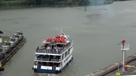 Panama-Ausflugsboot-Im-Kanal