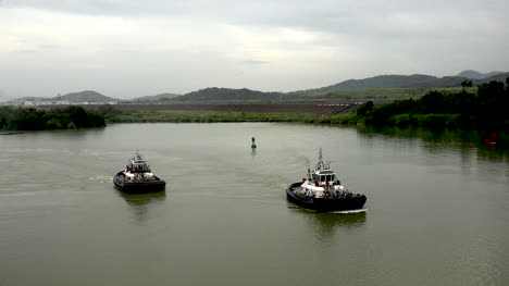 Panama-Lake-Gatun-with-tug-boats