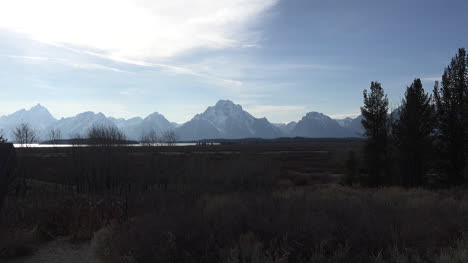 Wyoming-broad-view-of-Tetons-in-afternoon