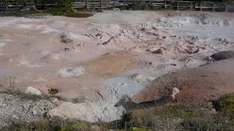 Colores-De-Bote-De-Pintura-De-Fuente-De-Yellowstone