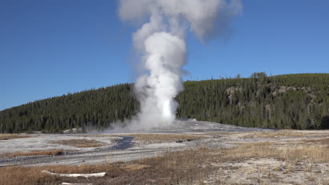 Yellowstone-Old-Faithful-eruption-zoom-in