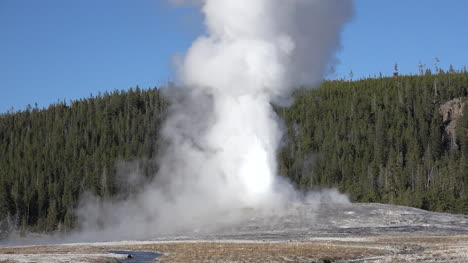Yellowstone-Old-Faithful-eruption-zoom-out