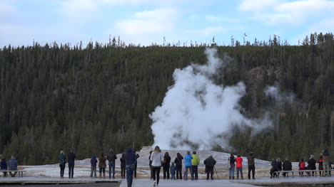 Yellowstone-Old-Faithful-people-watching-start-of-eruption
