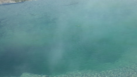 Yellowstone-West-Thumb-zoom-out-from-hot-pool