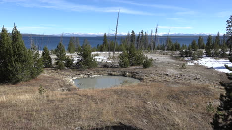 Yellowstone-Pool-Am-Westdaumen-Mit-See-Im-Hintergrund