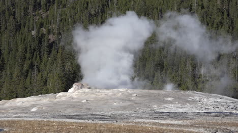 Yellowstone-Beginn-Der-Alten-Treuen-Eruption
