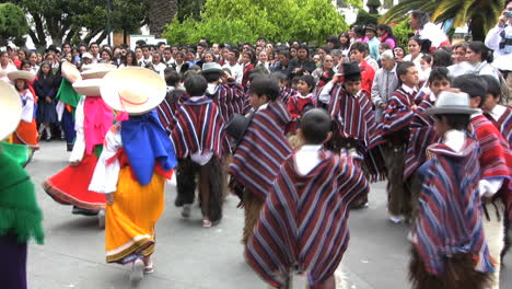 Bailarines-De-Ecuador-En-Un-Parque