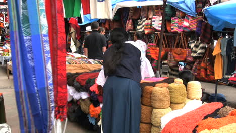 Mujer-En-El-Mercado-De-Otovalo