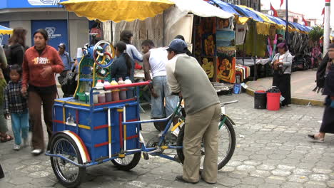 Ecuador-Otovalo-market-with-vendor