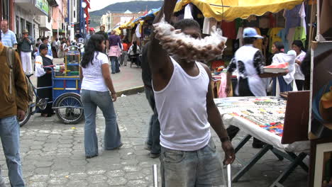Ecuador-Otovalo-market-with-people