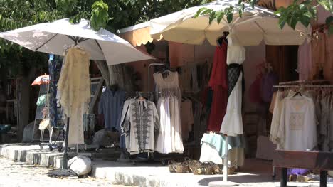 Kleidung-Zum-Verkauf-Omodos-Dorf