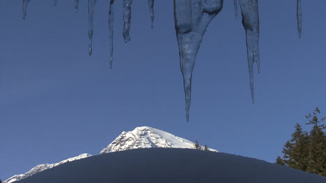 Mount-Rainier-Mit-Eiszapfen