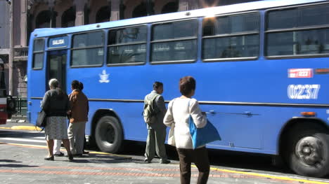 Ecuador-Quito-busses
