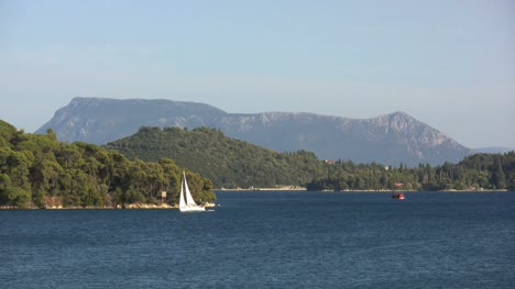 Segelboot-Vor-Der-Ionischen-Küste