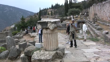 Touriust-photographing-column-at-Delphi