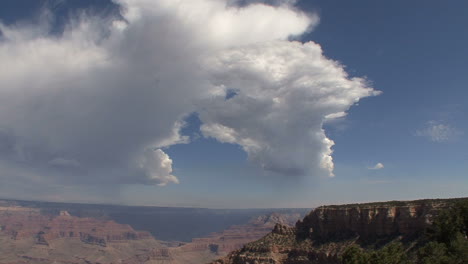 Arizona-Grand-Canyon-with-cloud