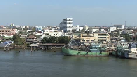Ships-and-a-town-by-the-Chao-Phraya-Río