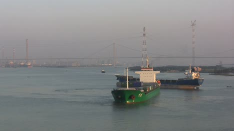 Guangzhou-freighters-in-the-Pearl-Río