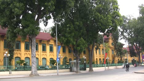 Edificio-De-Estilo-Europeo-Hanoi-Con-Tráfico