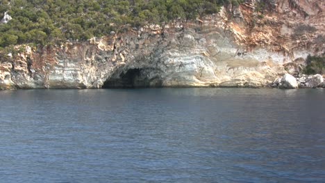 Lefkada-Grotte-Von-Einem-Boot-Aus