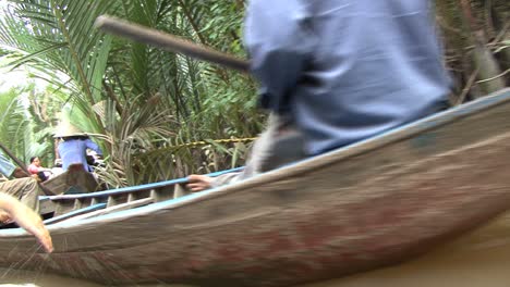 Menschen-In-Kanus-Im-Mekong-Delta