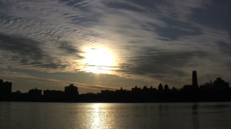 Sonne-Und-Wolken-über-Der-Bronx