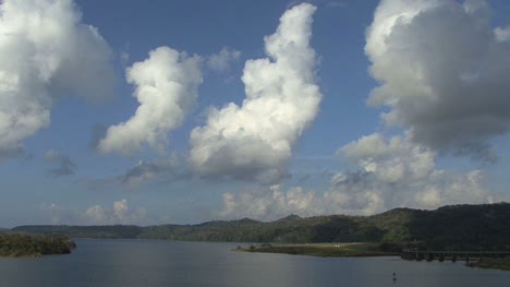 Canal-De-Panamá-Nubes-Lago-Gatun