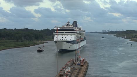 Panama-Canal-cruise-ship-near-the-Gatun-Locks