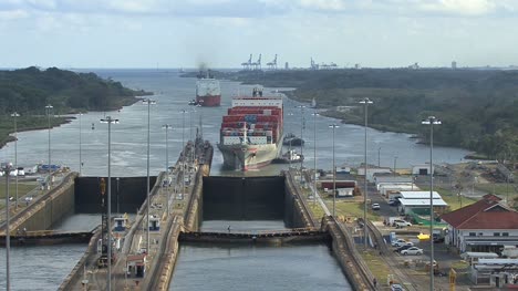 Panama-Kanalschiff-Nähert-Sich-Gatun-Schleusen