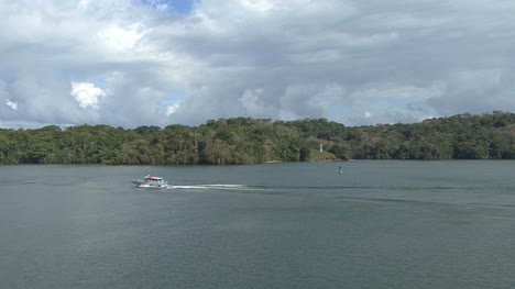 Canal-De-Panamá-Un-Barco-En-El-Lago-Gatún