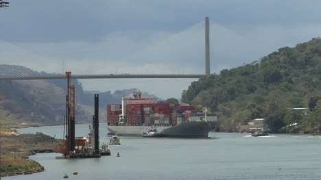 Panama-Canal-ship-under-Centennial-Bridge