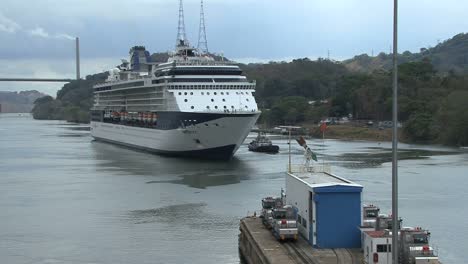 Panama-Canal-Cruise-ship