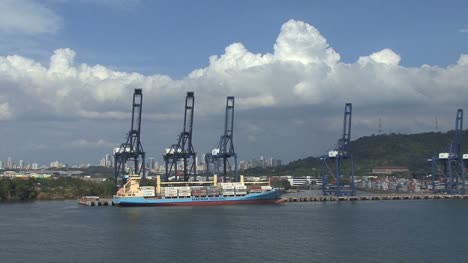 Panama-Canal-ship-at-loading-cranes