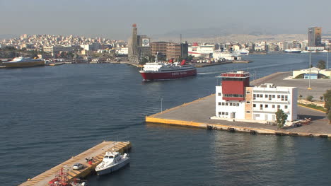 Barco-Piraeus-Grecia-En-El-Puerto