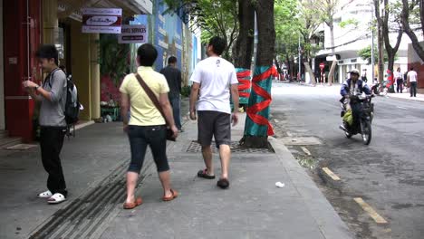 Ho-Chi-Minh-City-sidewalk