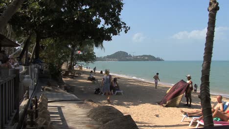Thailand-Kho-Samui-beach-with-people