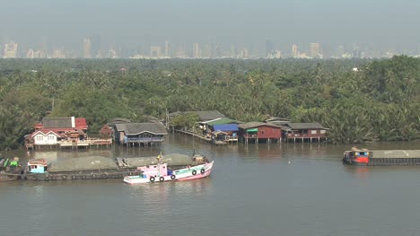 Dorf-Auf-Stelzen-Am-Chao-Phraya