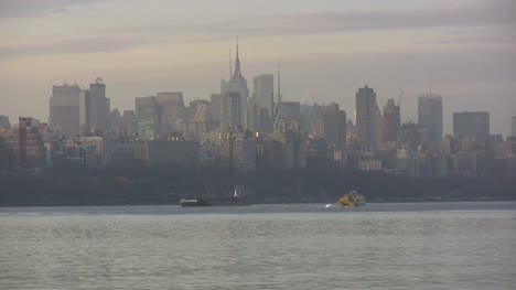 View-toward-skyscrapers-across-the-Hudson