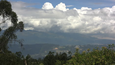 Ecuador-Wolken-In-Den-Bergen