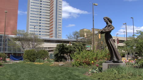 Fort-Wayne-statue-in-garden