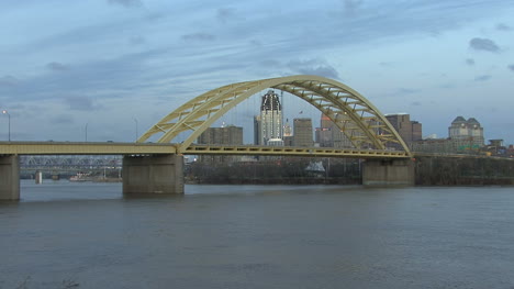 Cincinnati-Abendverkehr-Auf-Der-Brücke