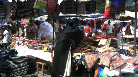 Ecuador-woman-in-Otovalo-market