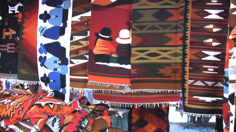 Ecuador-Otovalo-market-weavings